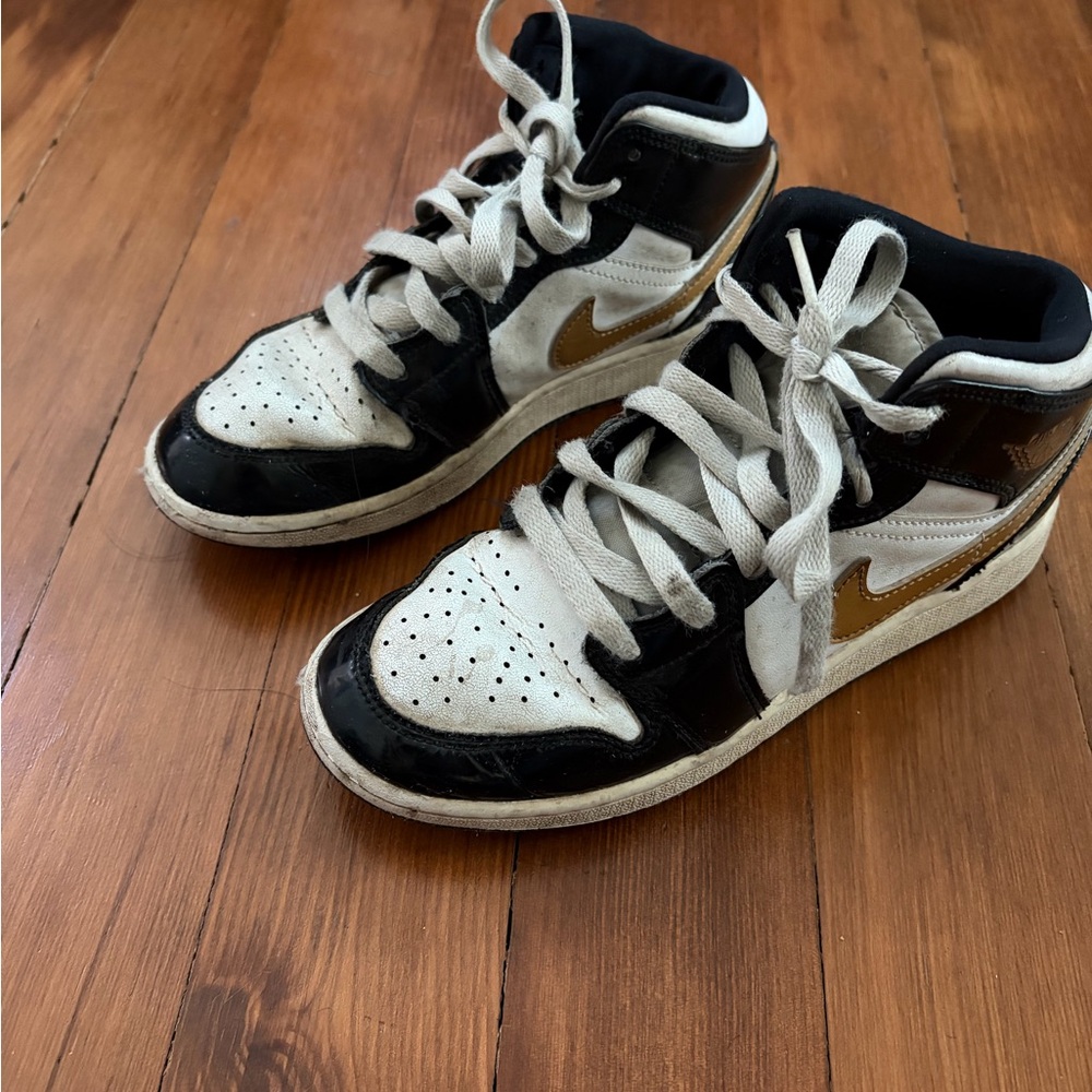 Nike Kids High-Top Sneakers in White, Black & Gold